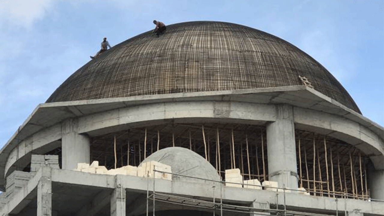 Cami kubbesi çöktü: 6 işçi yaralı