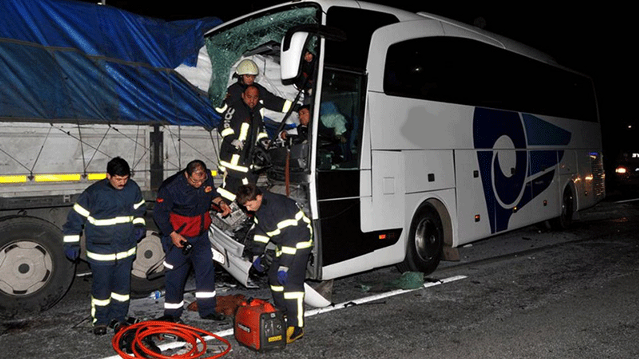 Halk otobüsü, TIR'a çarptı: 9 yaralı