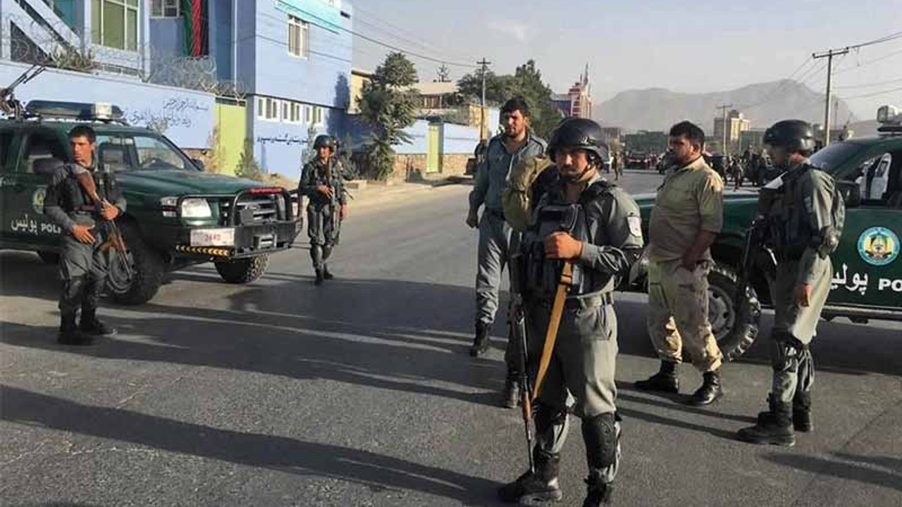 Afganistan'da stadyuma bombalı saldırı