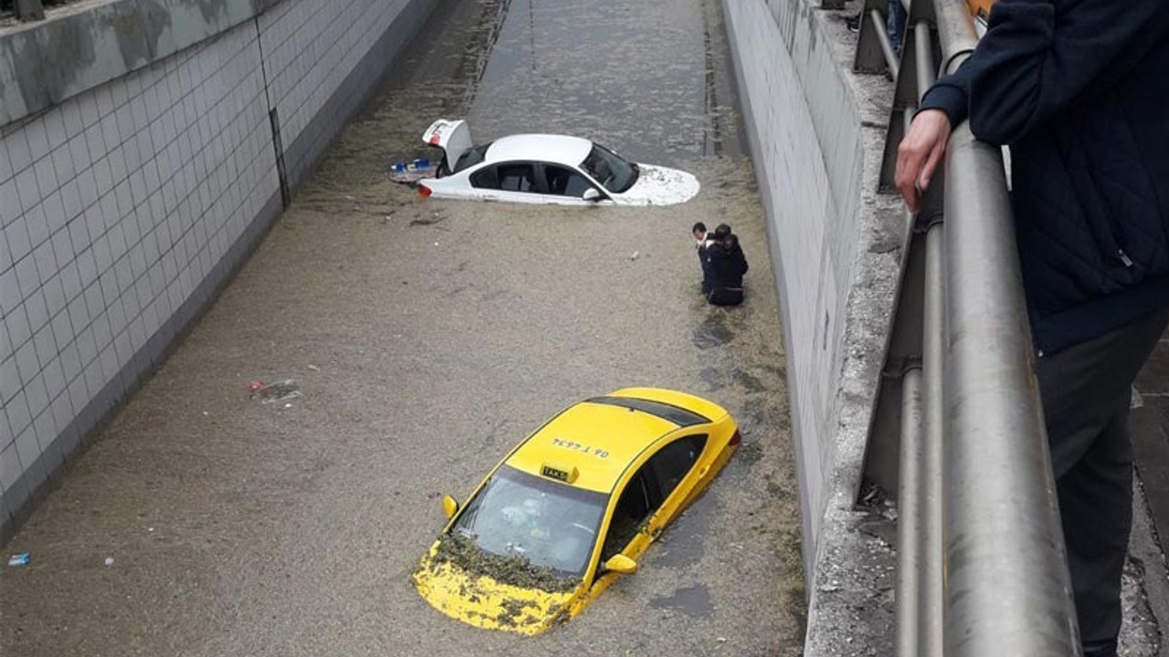 Ankara'da şiddetli yağış hayatı durma noktasına getirdi