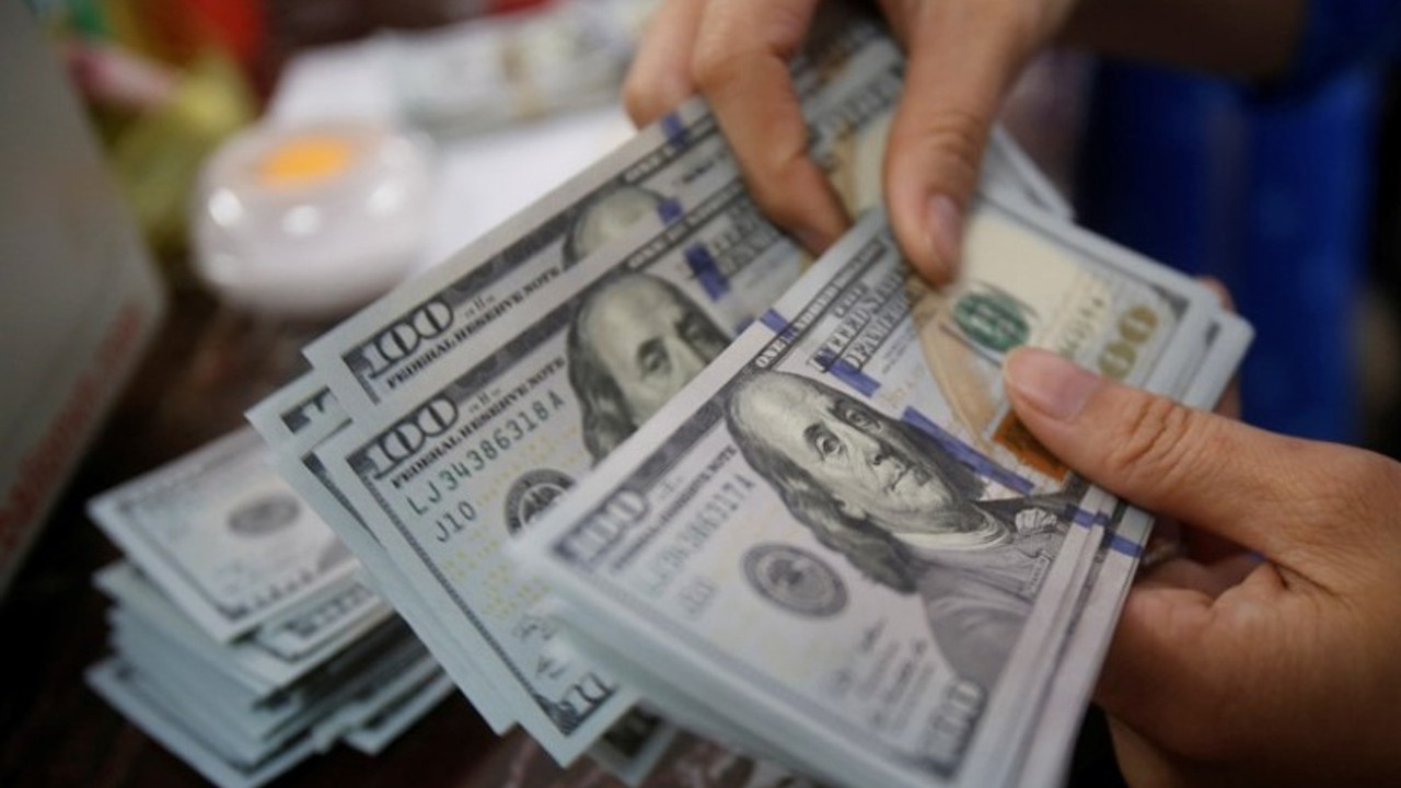 Dolar güne 4.57'den başladı
