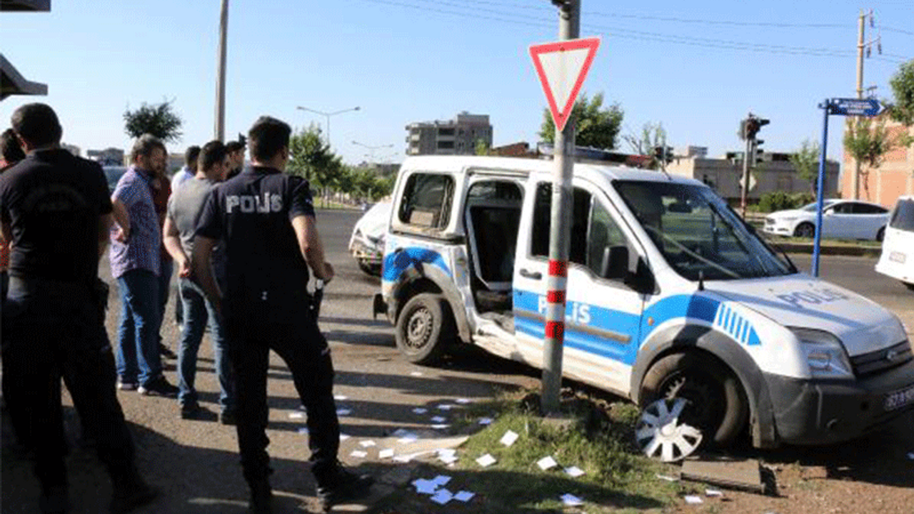 Polis aracı ile otomobil çarpıştı: 3 yaralı