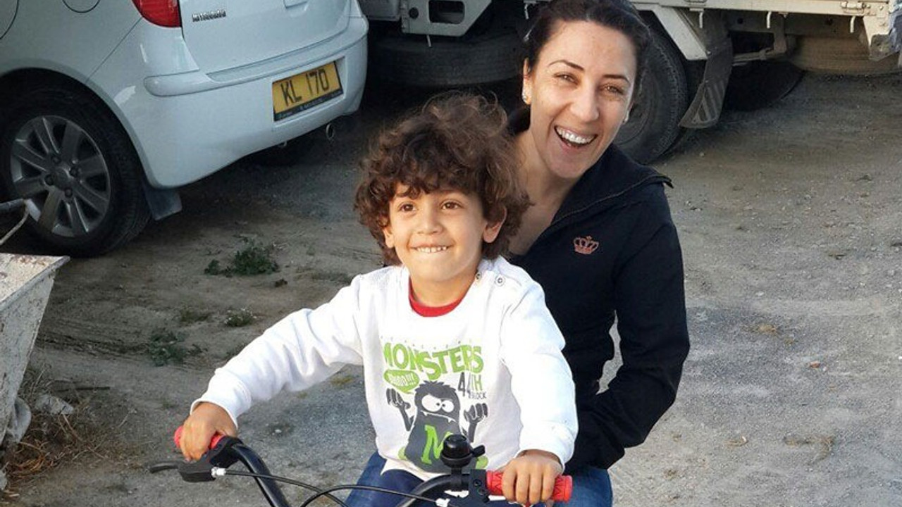 Cinnet getiren anne oğlunu 17 bıçak darbesiyle öldürdü