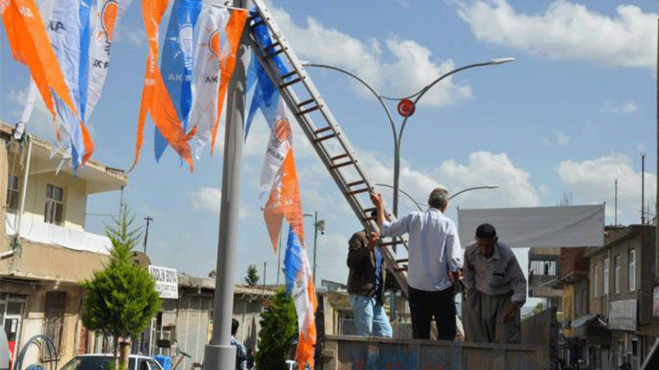 Kayyım HDP bayraklarını kaldırıp AKP bayrakları astı