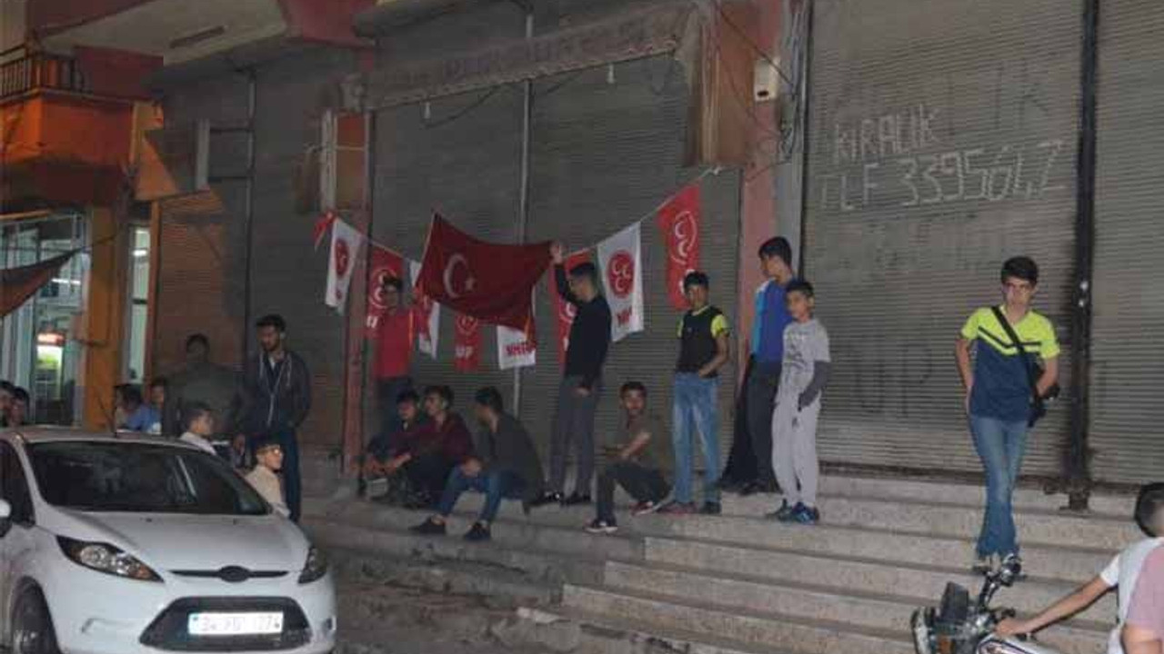 HDP bürosunun önünde toplanıp slogan attılar