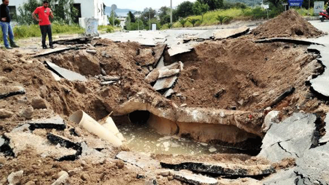 İsale hattı patladı, yol çöktü