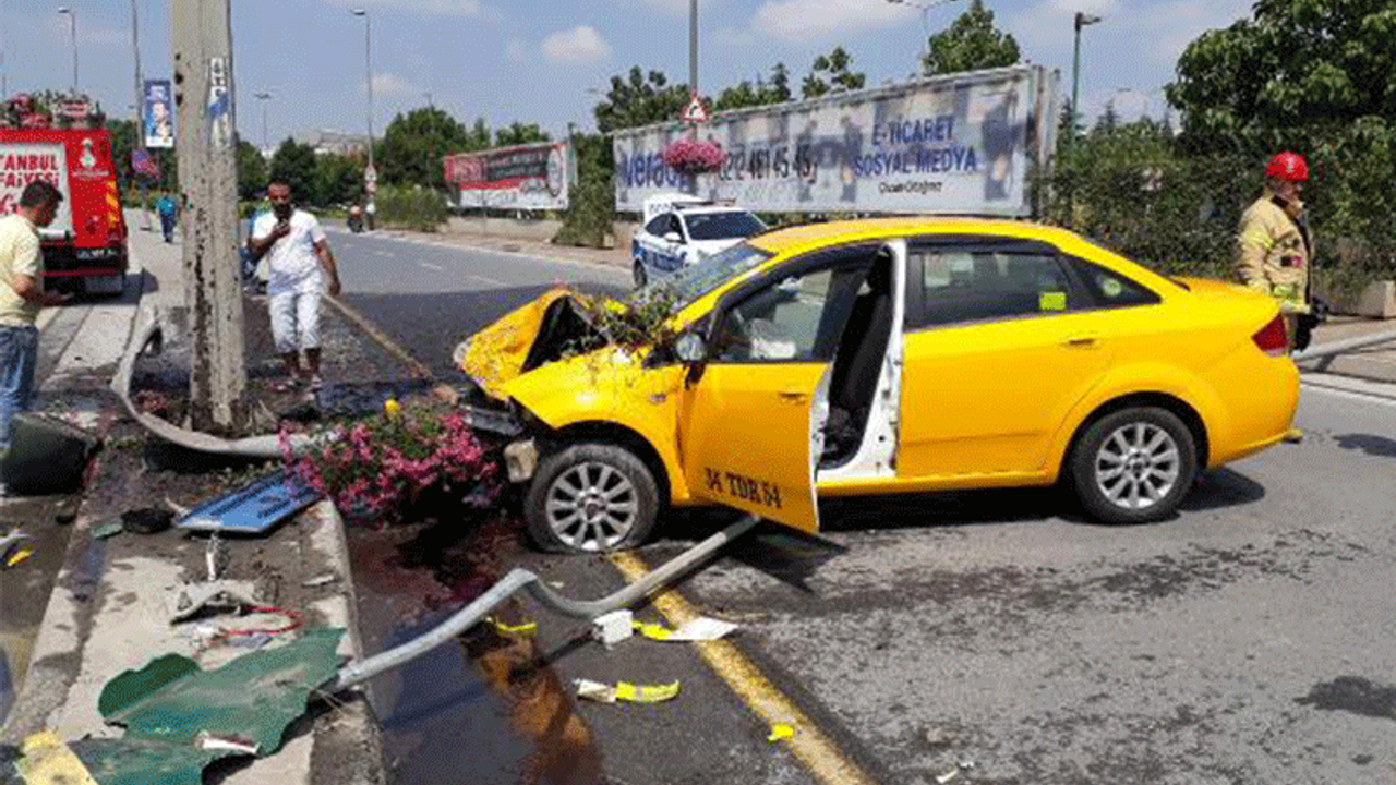 Kararsız taksici direğe çarptı