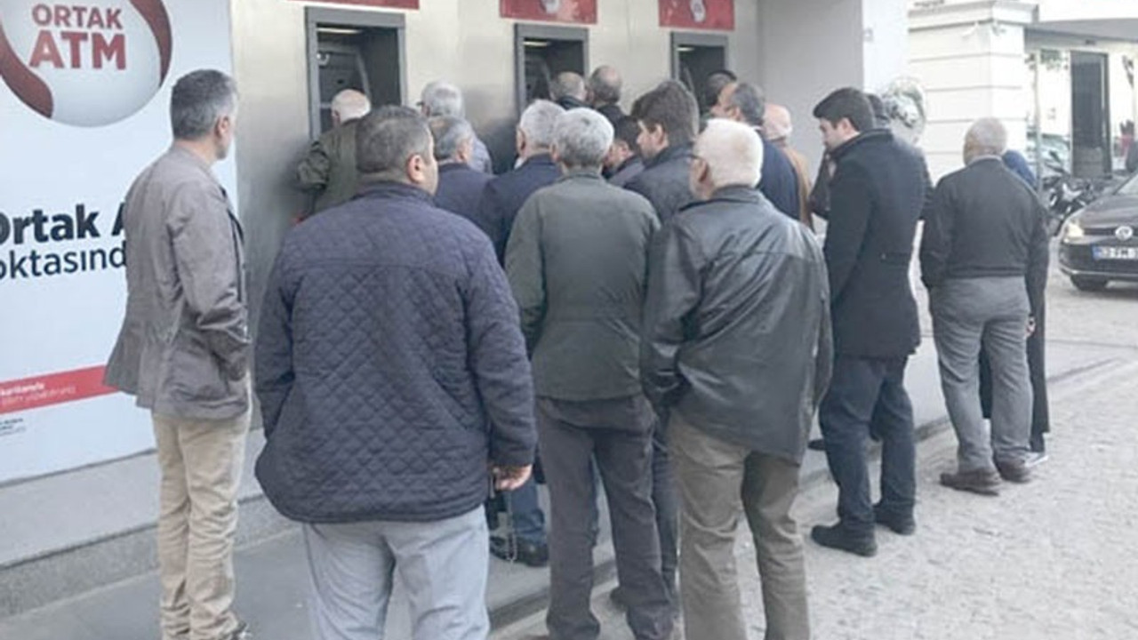 Bayram ikramiyesi için ATM'lere koştular