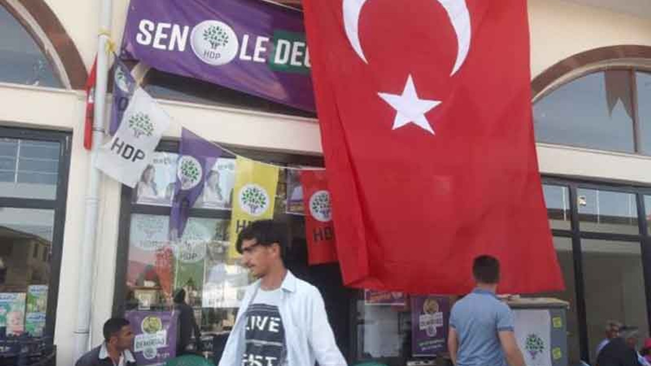 Kayyım HDP’nin seçim pankartını Türk bayrağıyla kapattırdı