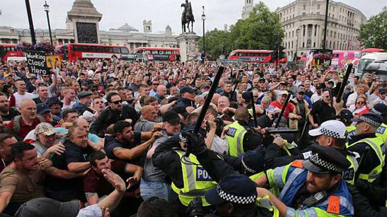 Londra'da ırkçı yürüyüş: Polisle çatıştılar