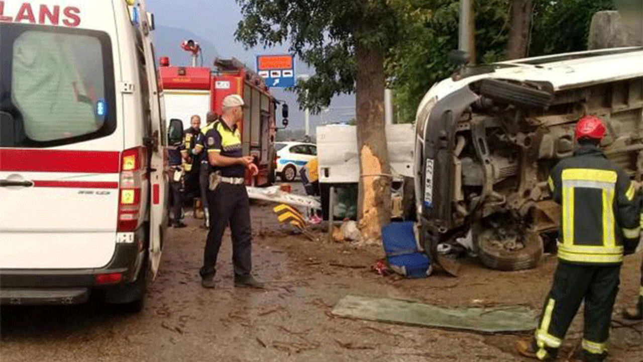 Tarım işçilerini taşıyan 2 minibüs devrildi: 33 yaralı