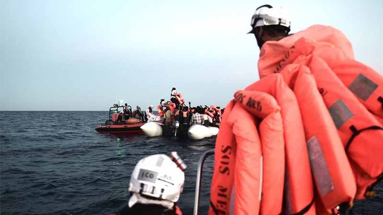 Akdeniz'in ortasında sığınmacı krizi: Mahsur kaldılar