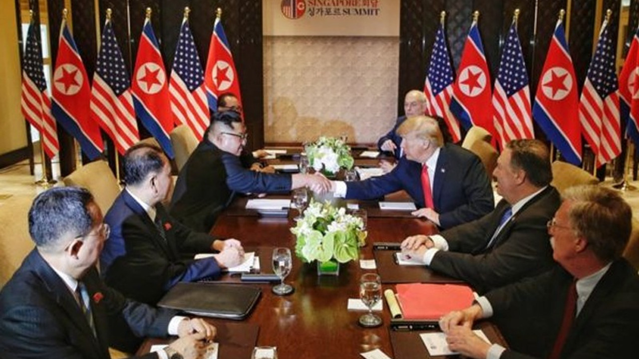 Trump ve Kim tarihi zirvede el sıkıştı