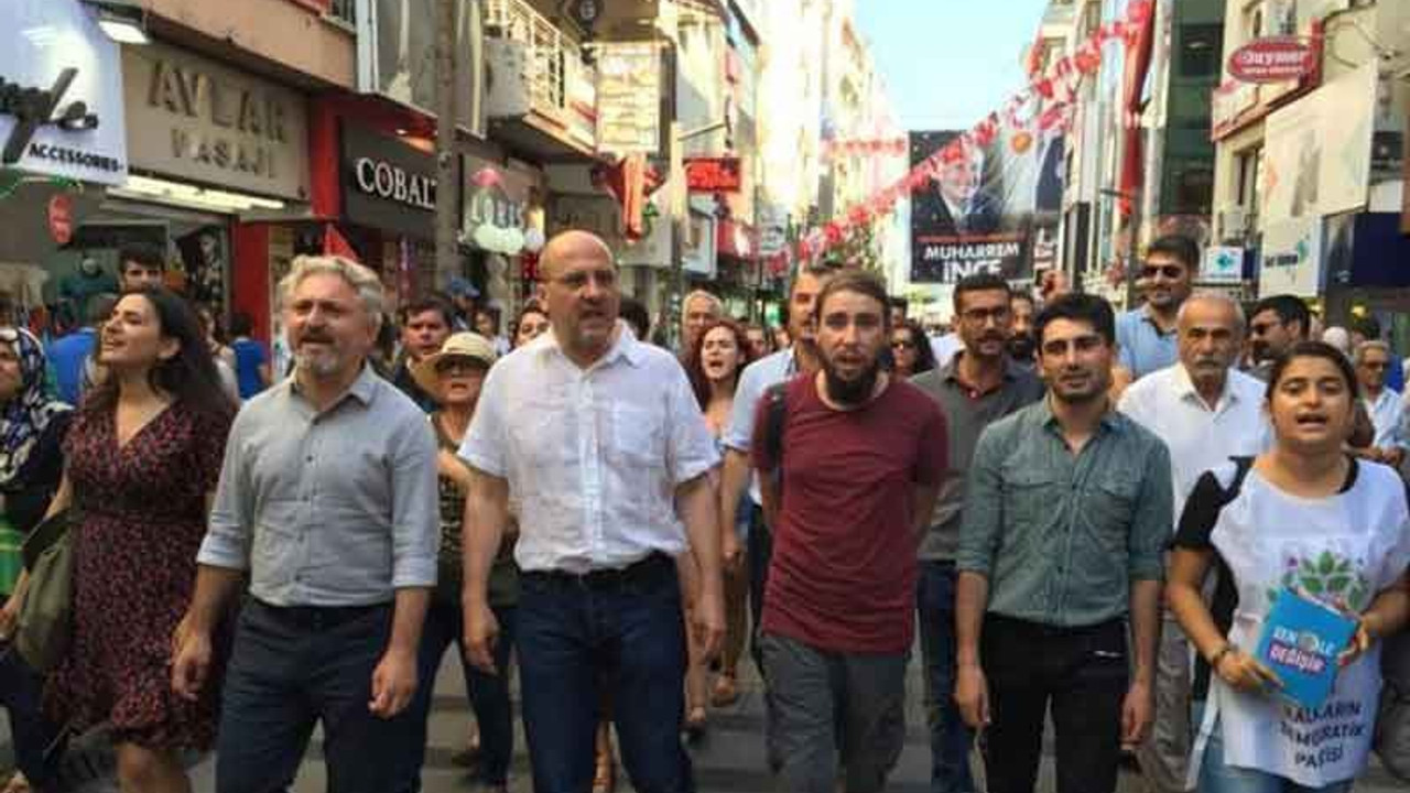 İzmir sokaklarında Ahmet Şık'a yoğun ilgi