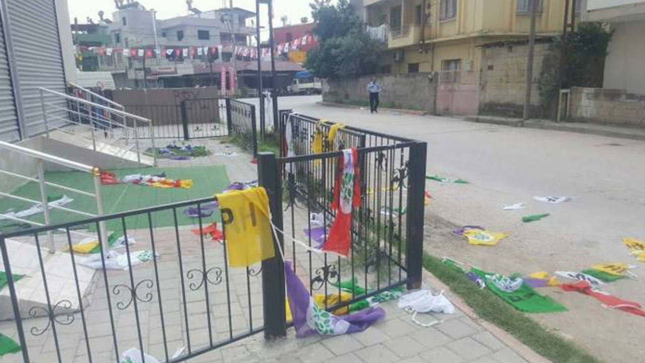 Adana’da HDP bayrakları indirildi