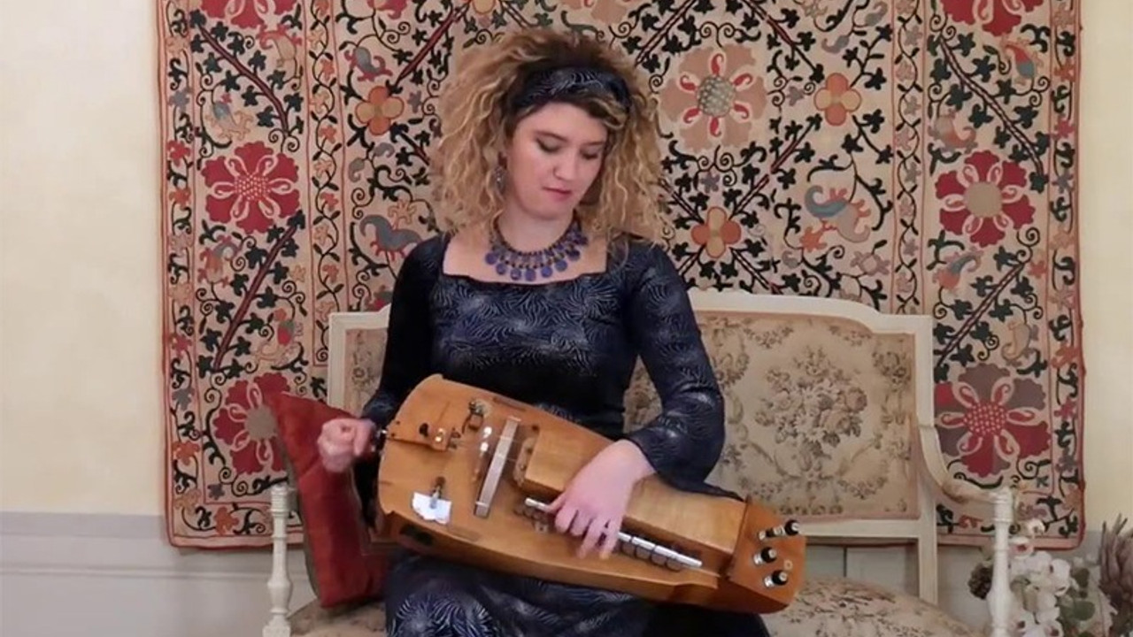 12. yüzyıl öncesinin enstrümanıyla Kürtçe müzik