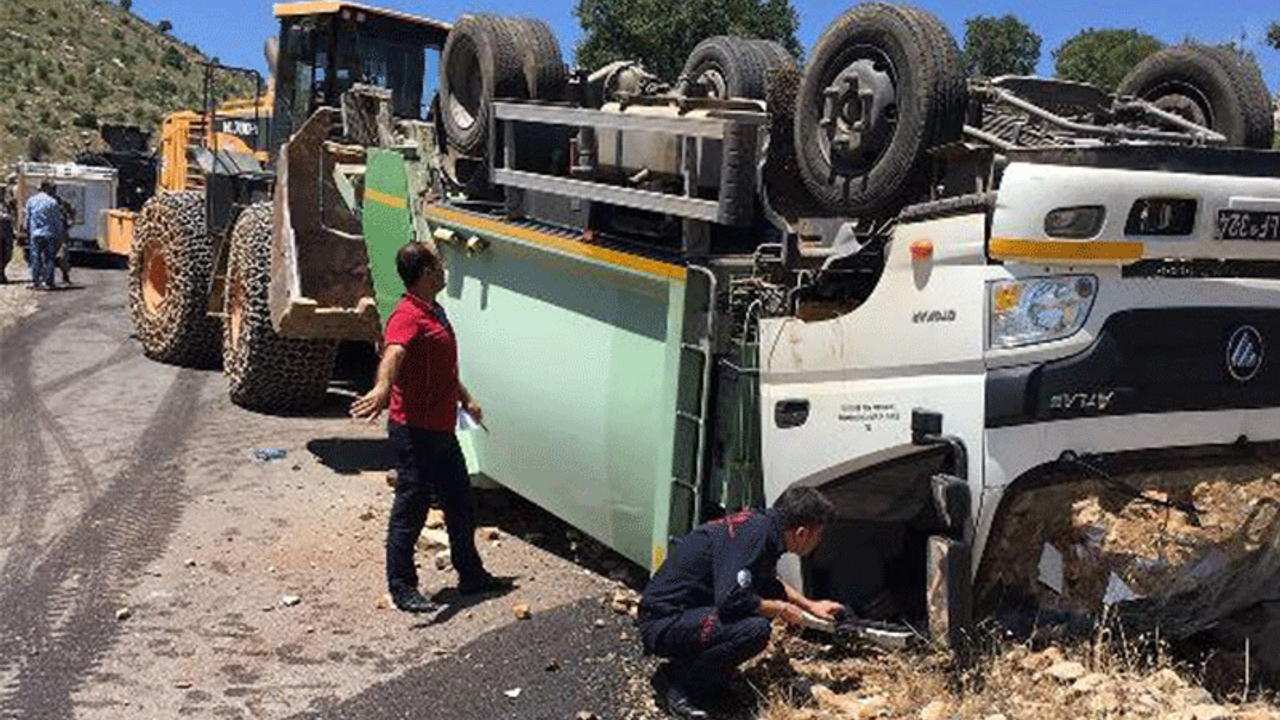 Çöp kamyonu devrildi: 2 işçi öldü