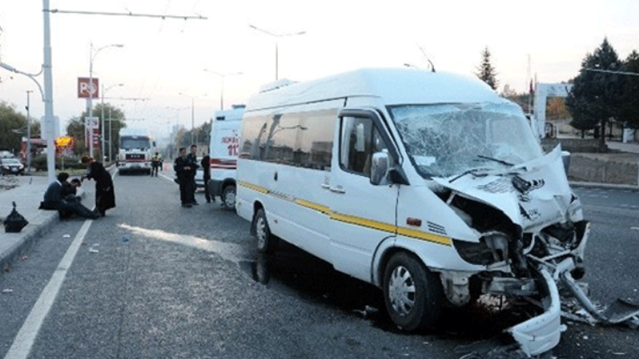 Öğrenci servisi TIR'a çarptı: 1 ölü, 11 yaralı