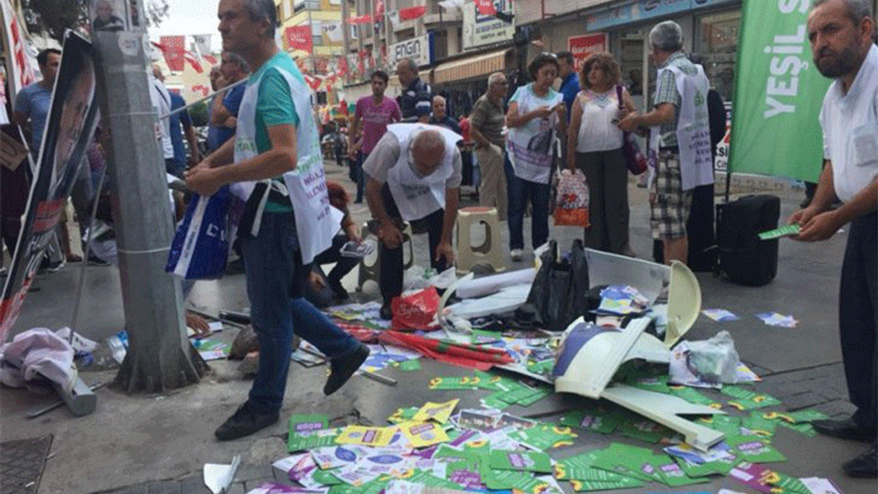 İzmir'de HDP standına saldırı