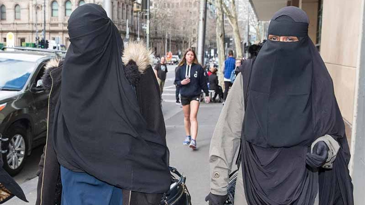 Hollanda'da burka yasaklandı