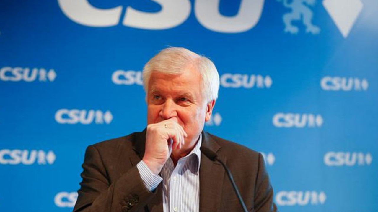 Almanya İçişleri Bakanı Seehofer istifa ediyor