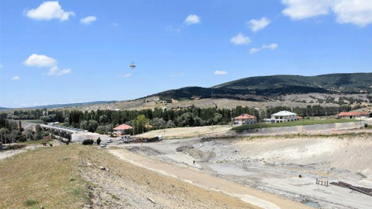 Hızlı tren yolu, köyü ikiye böldü