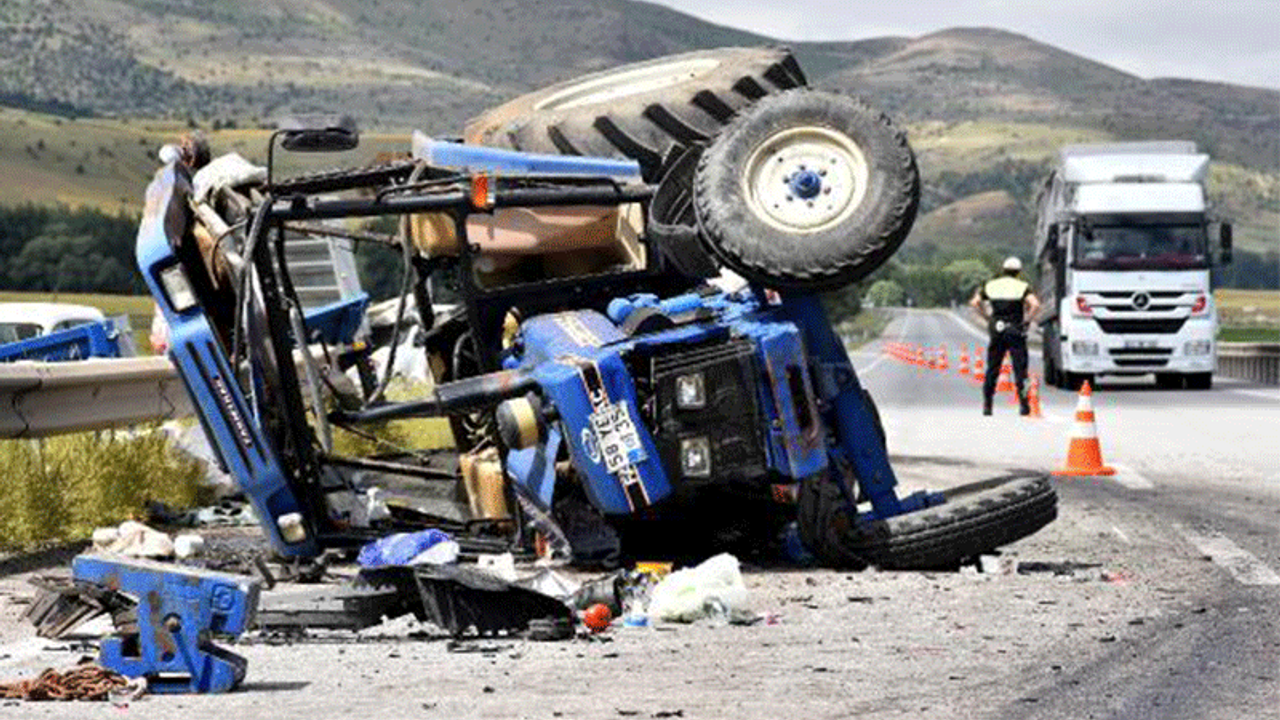 Minibüs tarım işçilerini taşıyan traktöre çarptı: 20 yaralı