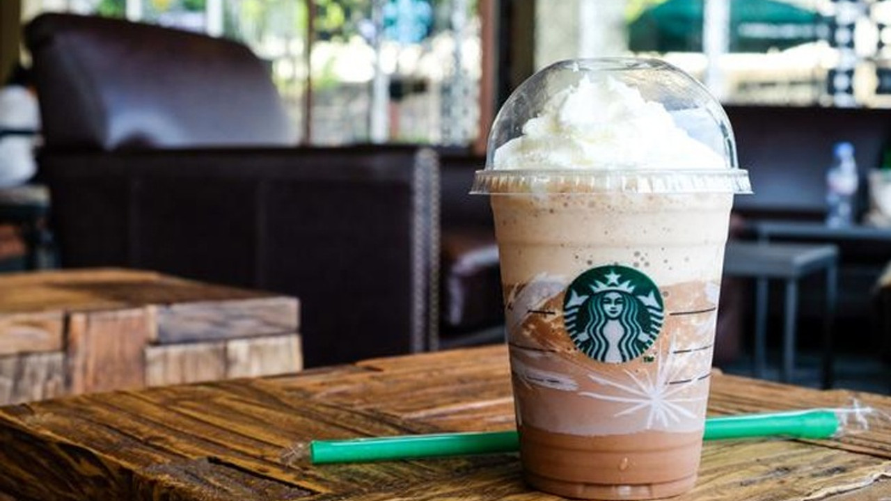 Starbucks'tan plastik yasağı