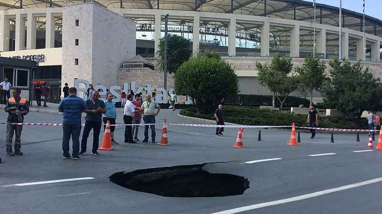 Dolmabahçe'de yol çöktü