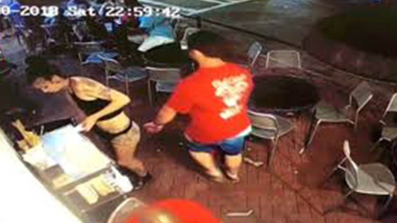 Tacizcisini yere fırlattı