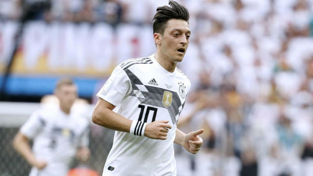 Dışişleri Bakanı Mevlüt Çavuşoğlu, Mesut Özil'i aradı