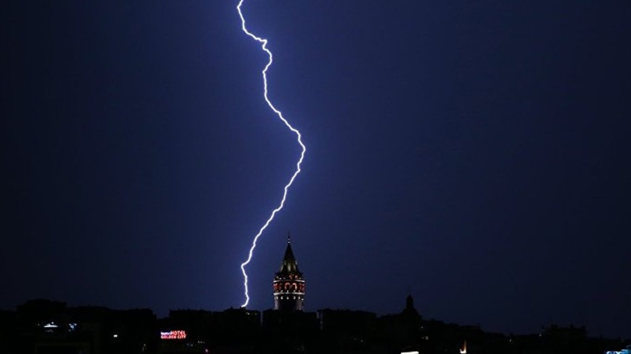 Sağanak yağış İstanbul'da hayatı olumsuz etkiledi