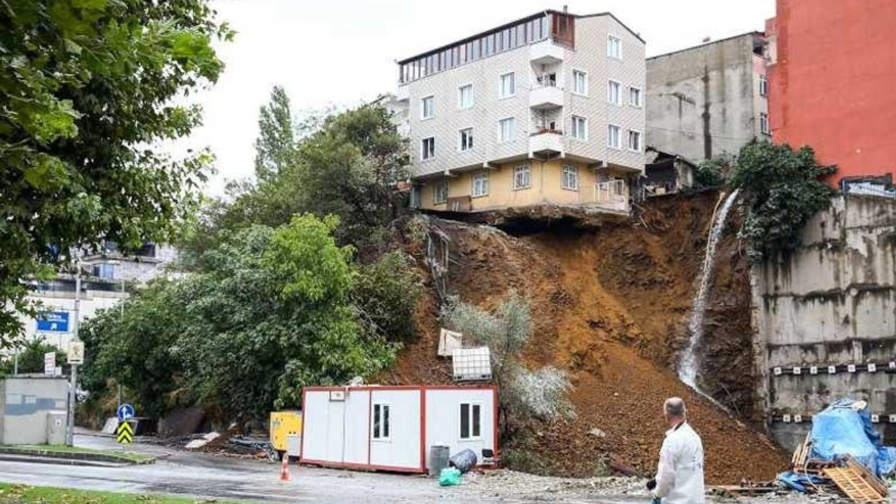 Beyoğlu'ndaki 4 katlı binanın çökme anı