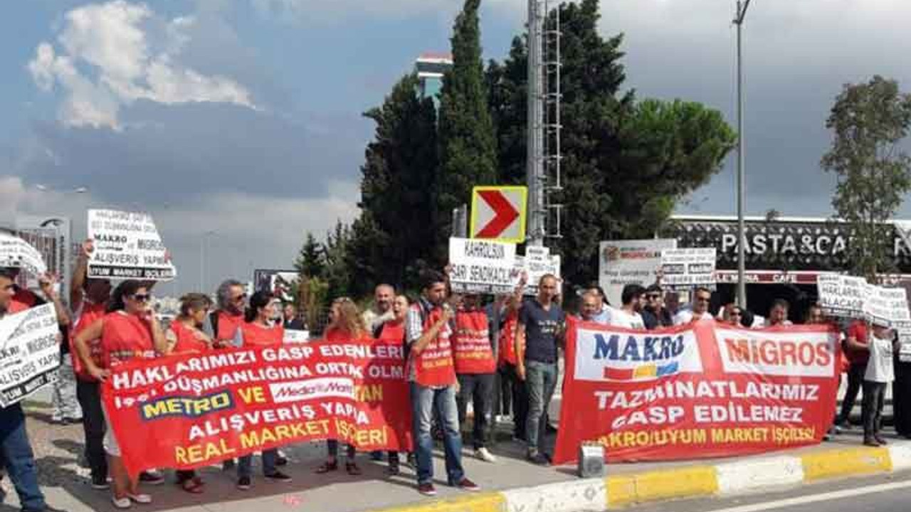 Market işçilerinden kasa kilitleme eylemi