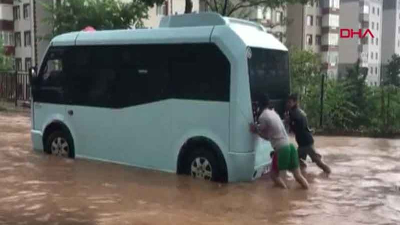 İstanbul'da araçlar suya gömüldü