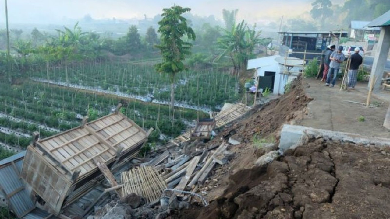 Endonezya'da 6.4'lük deprem: 14 ölü