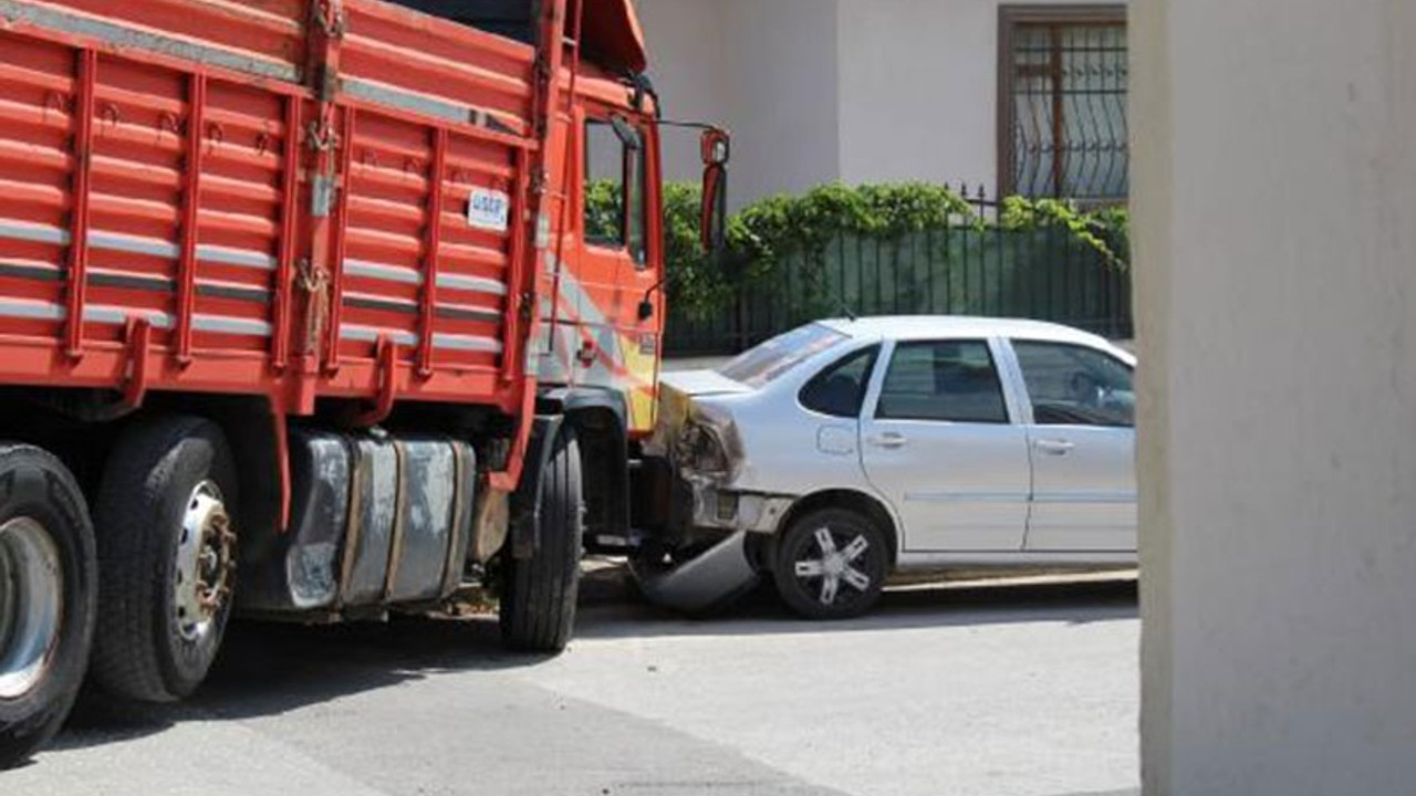 Kamyon otomobili çarpa çarpa parçaladı