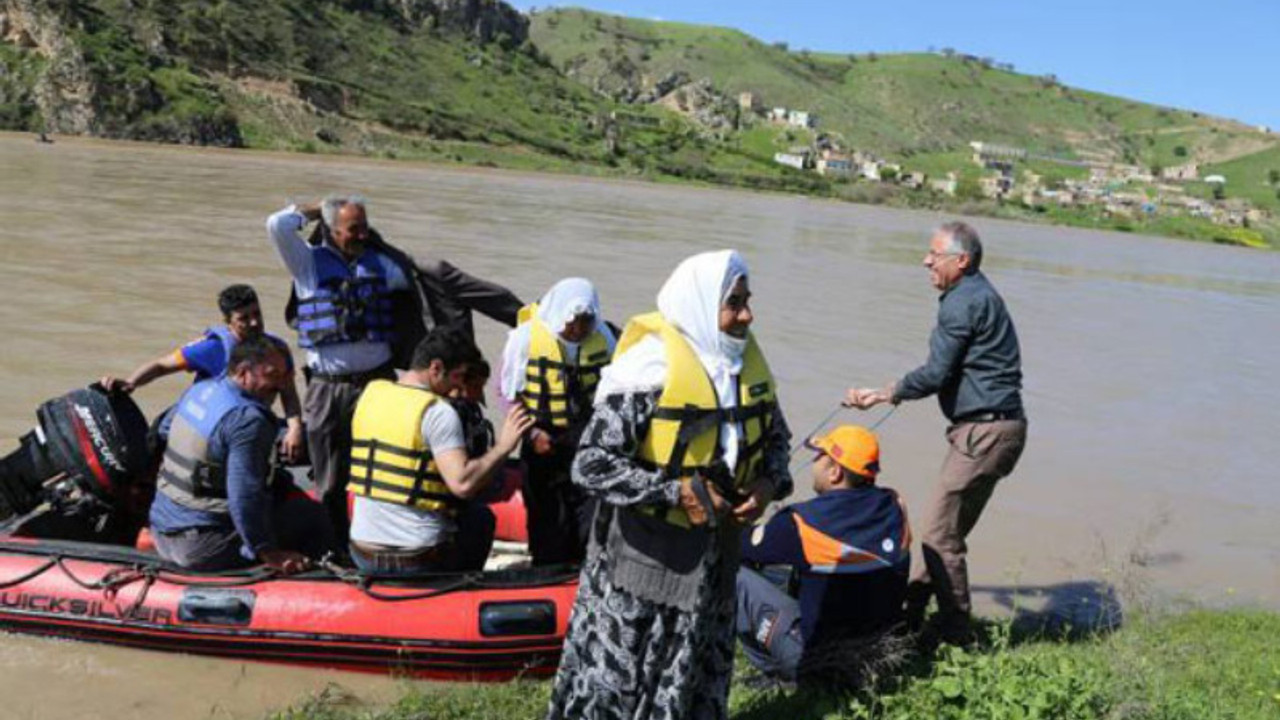 Seçmenler botla taşındı