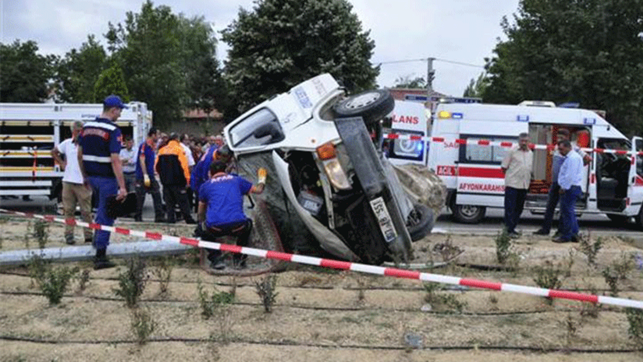 Minibüs takla attı: 2 ölü, 4 yaralı