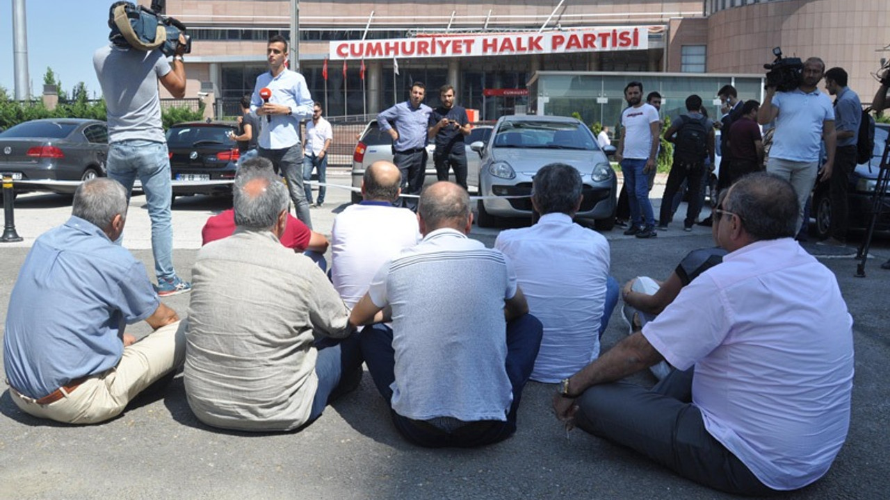 CHP'de delegeler oturma eylemi başlattı