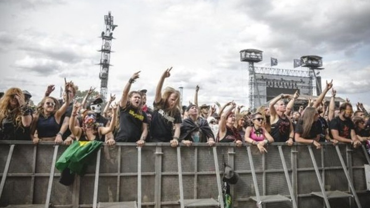 Huzurevinden kaçıp heavy metal festivaline gittiler