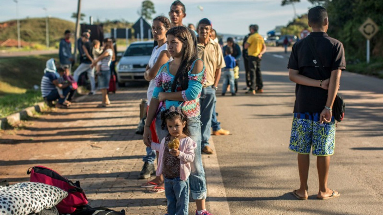 Brezilya sınırını Venezuelalı göçmenlere kapattı