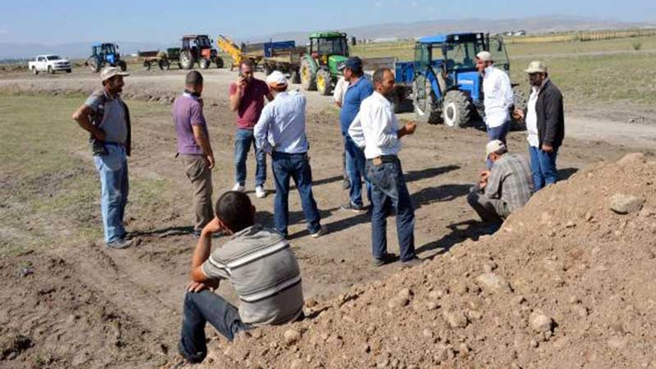 Havalimanı genişletme çalışmasına traktörlerle engel oldular