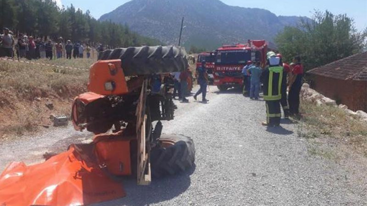 Traktör devrildi: 1 ölü, 2 yaralı