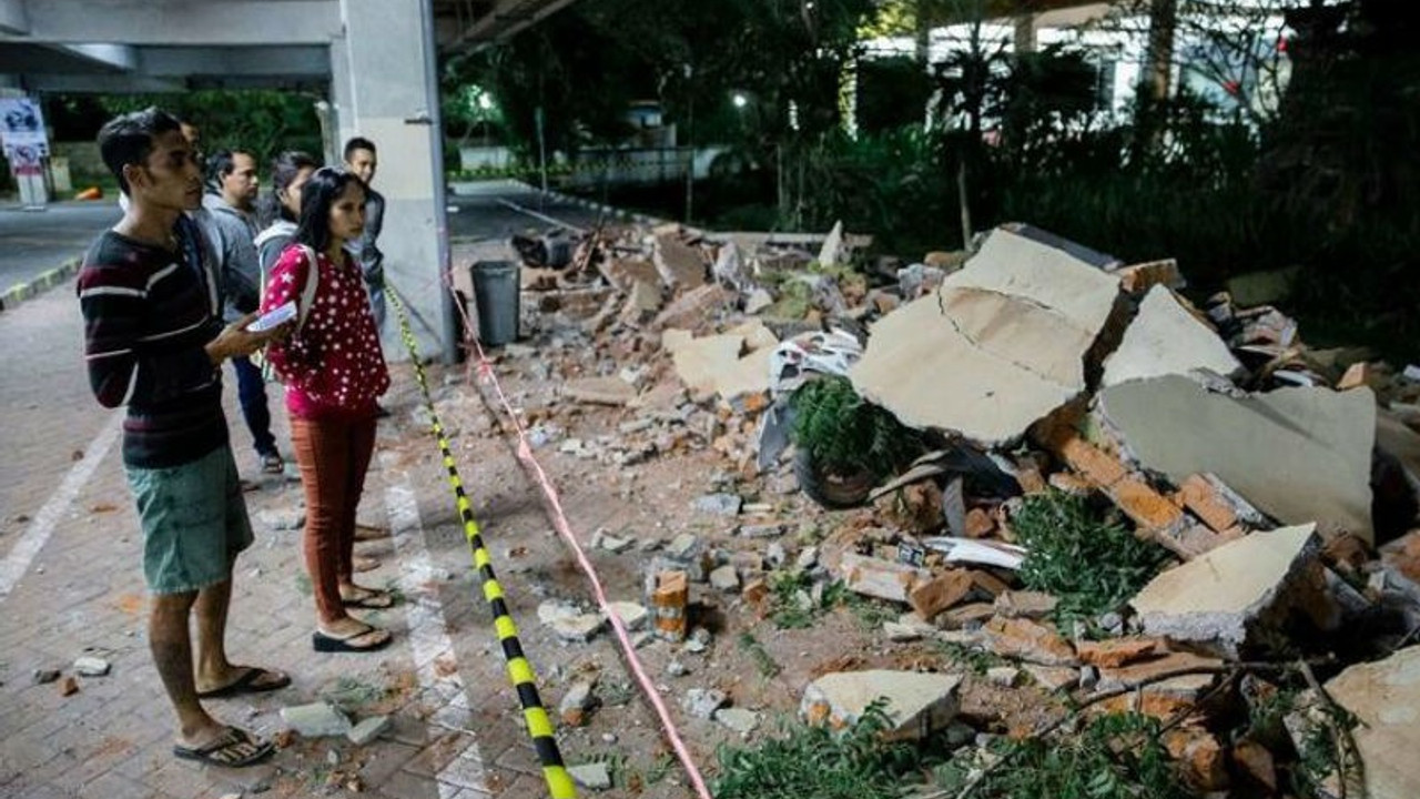 Endonezya'daki depremde ölenlerin sayısı 131'e çıktı