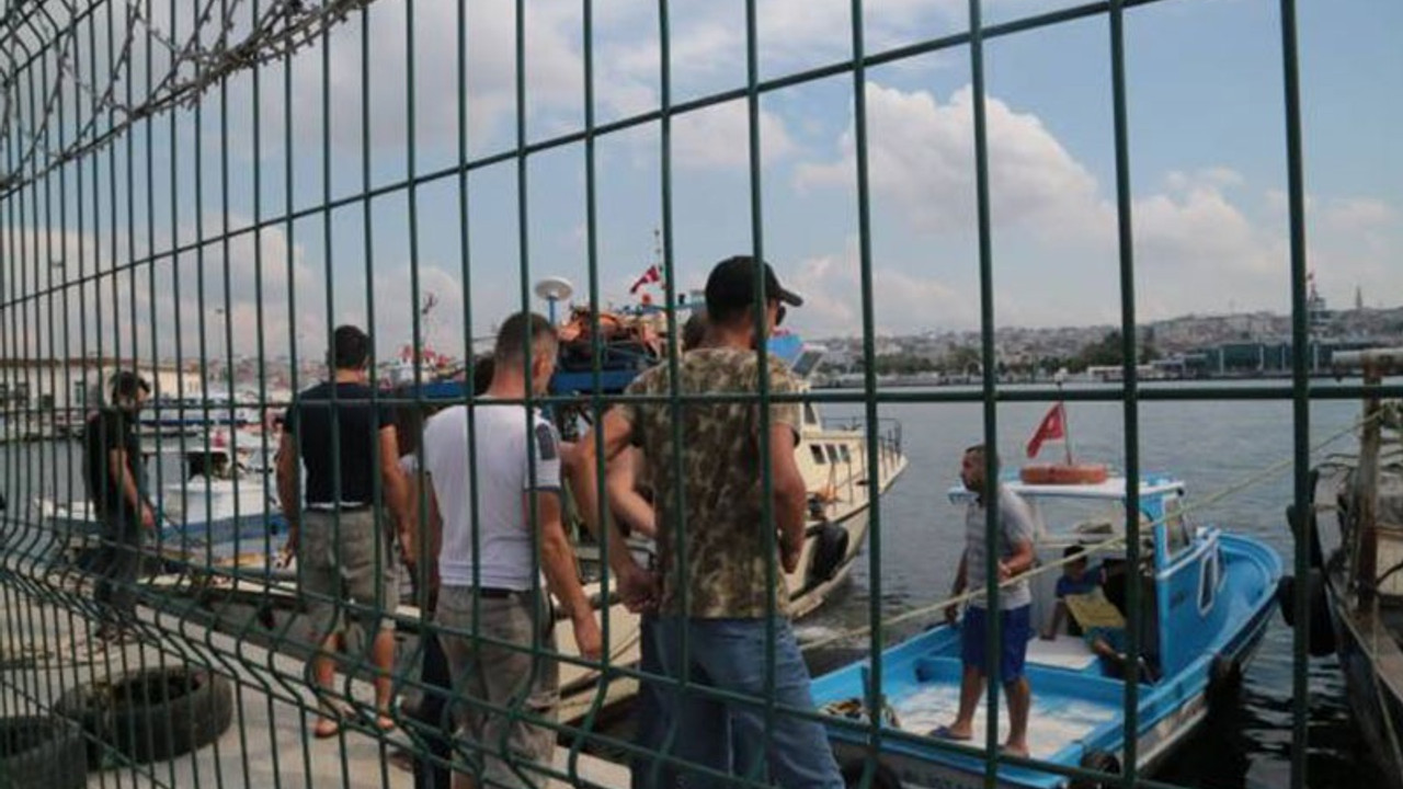 Balıkçı teknelerini limandan polis zoruyla çıkarıldı