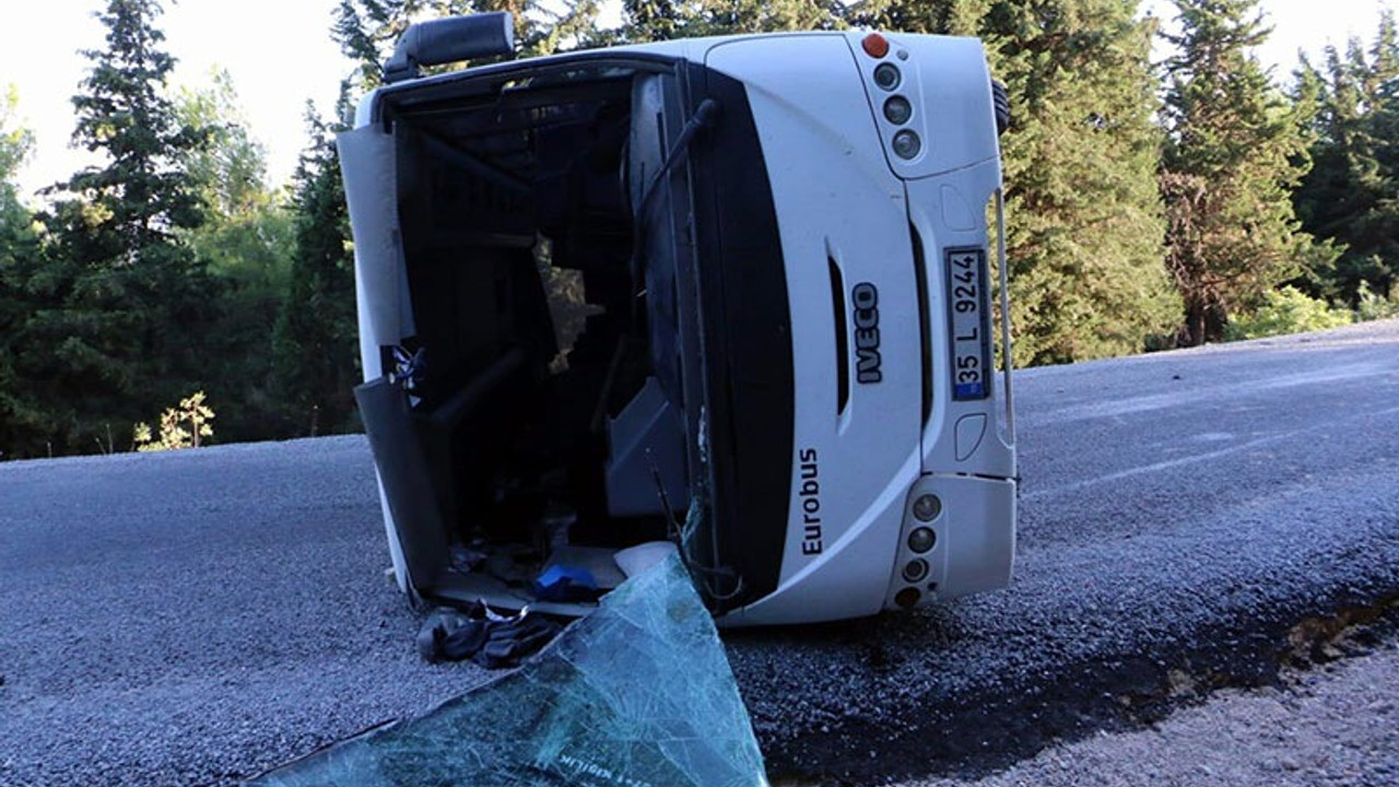 Sürücüsü ehliyetsiz işçi servisi devrildi: 19 yaralı