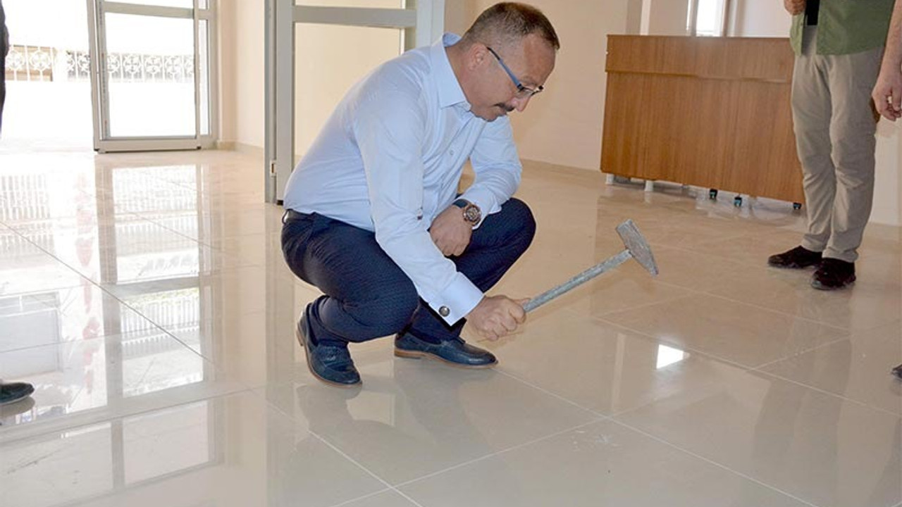 Vali yeni binanın fayanslarını çekiçle kırdı