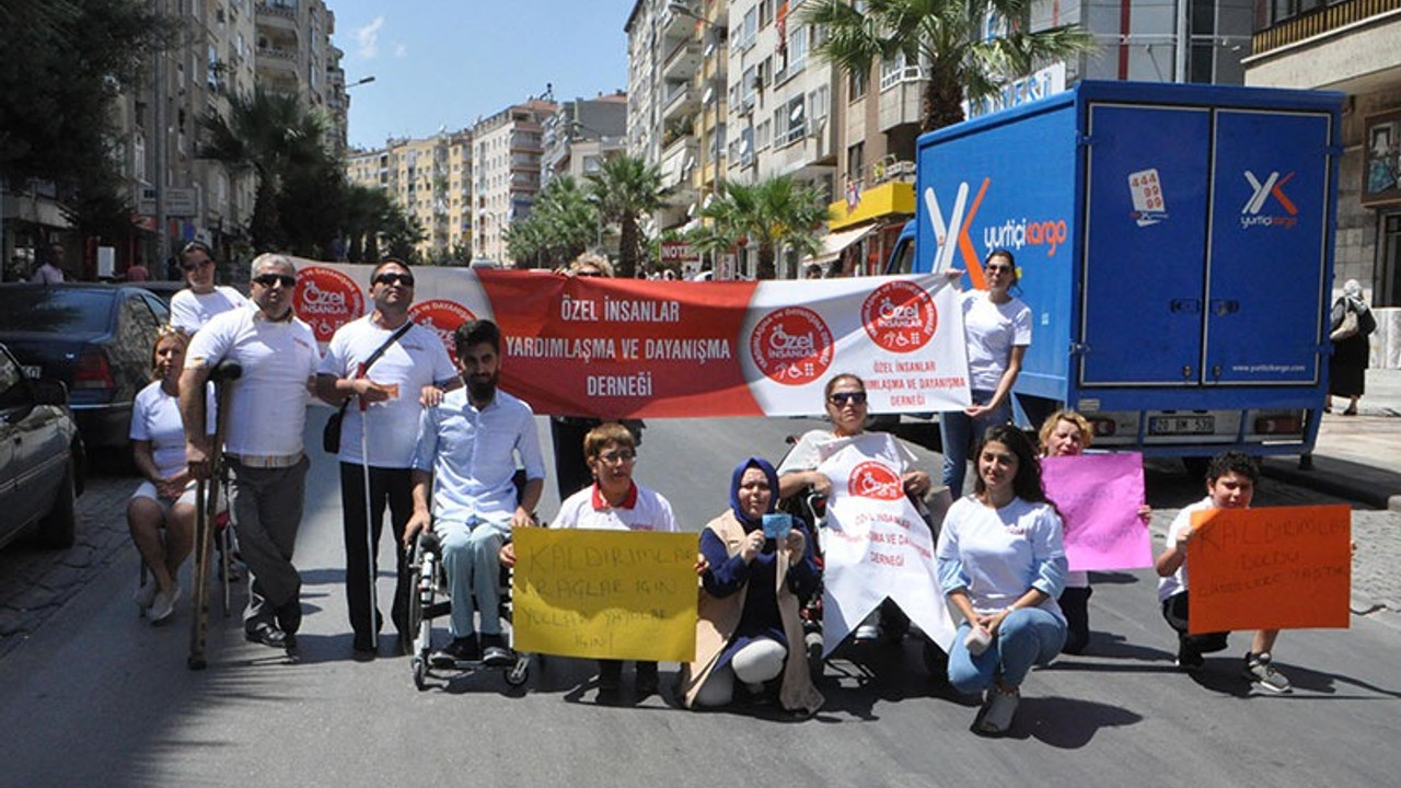Kaldırımlara park eden araçlara sticker'lı protesto