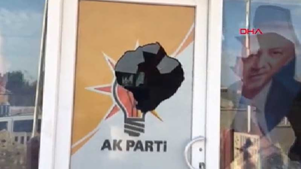 AKP İlçe Başkanlığı binası taşlandı